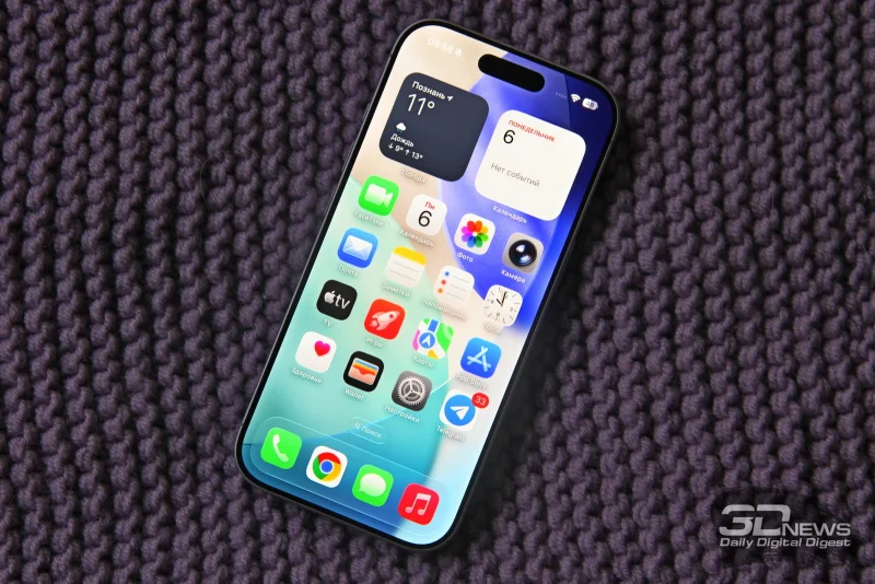  Apple iPhone 17, лицевая панель: в верхней части экрана — островок с фронтальной камерой и датчиком глубины/Face ID; выше, на кромке, — разговорный динамик 