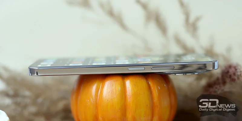  HUAWEI nova 14, правая грань: клавиша регулировки громкости/спуска затвора камеры, клавиша питания с вмонтированным в нее сканером отпечатков 