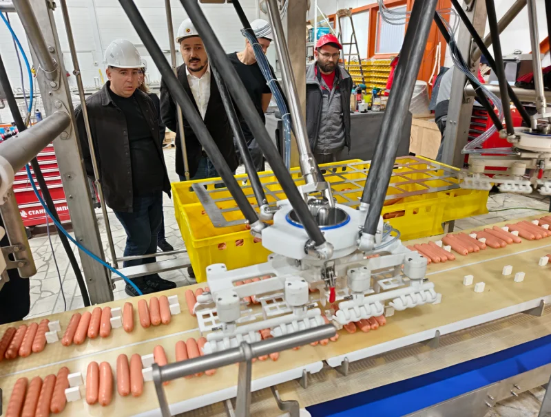 Российский робот упаковывает 1200 сосисок в минуту: рекорд производительности