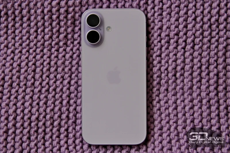  Apple iPhone 17, задняя панель: в углу — блок камер с двумя объективами, микрофоном и светодиодной вспышкой 