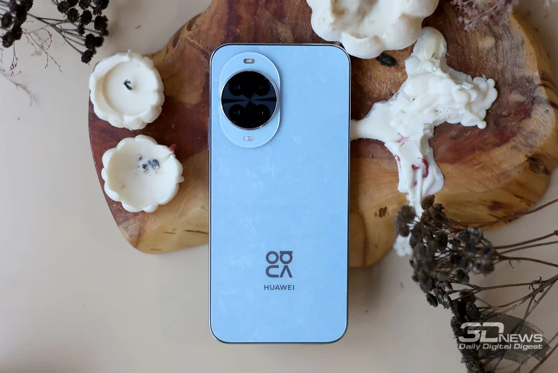  HUAWEI nova 14, задняя панель: в левом верхнем углу — блок с тремя камерами и сенсорами, а также две вспышки 