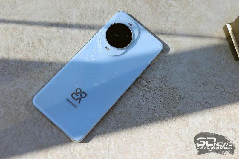  HUAWEI nova 14 Pro, задняя панель: в левом верхнем углу — блок с тремя камерами и сенсорами, а также две вспышки 