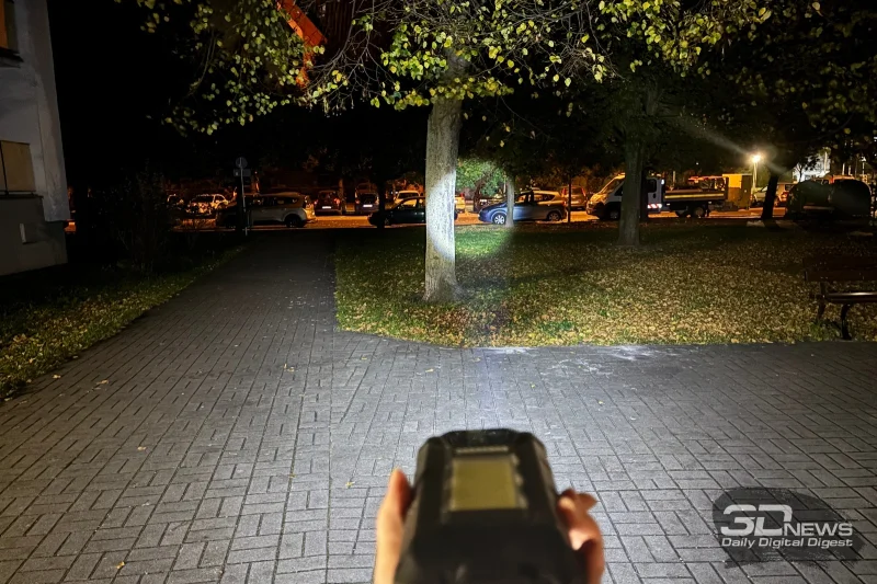 8849 Hike: Сверхъяркий фонарь на 200 м и батарея 23800 мА·ч в ударном корпусе