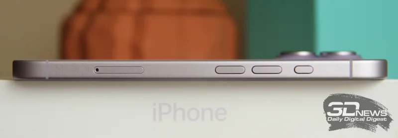  Apple iPhone 17, левая грань: слот для SIM-карты, клавиши регулировки громкости и «Кнопка действия» 