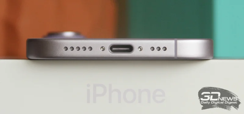 Apple iPhone 17, нижняя грань: основной динамик, порт USB Type-C, микрофон 