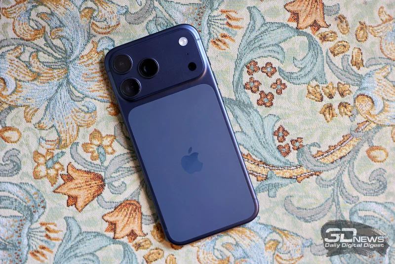  Apple iPhone 17 Pro Max, задняя панель: в углу — блок камер с тремя объективами, LiDAR, светодиодной вспышкой и микрофоном; по центру – крыпная стеклянная панель, которая служит контактной площадкой для адаптера MagSafe 