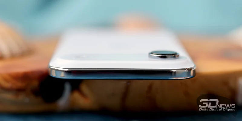  Apple iPhone Air, верхняя грань без функциональных элементов 