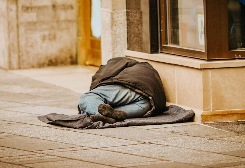 Полиция против тренда: подростки в TikTok используют ИИ для жестоких розыгрышей с бездомными