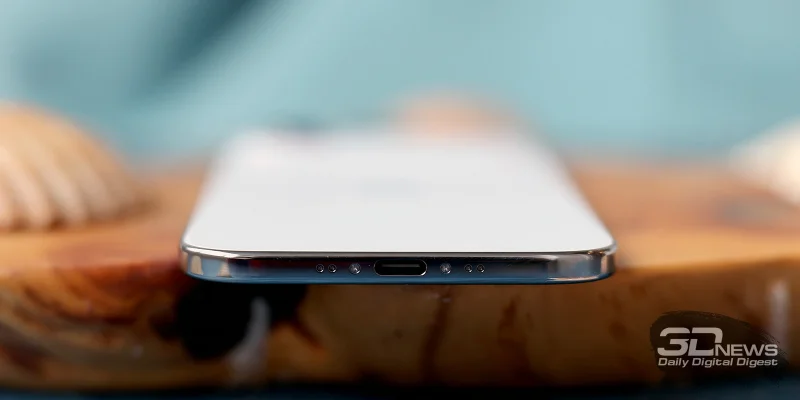  Apple iPhone Air, нижняя грань: порт USB Type-C, микрофон 