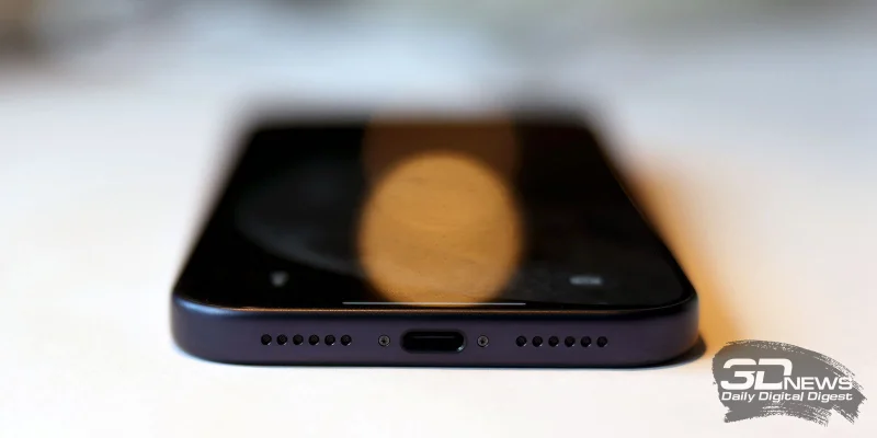  Apple iPhone 17 Pro Max, нижняя грань: основной динамик, порт USB Type-C, микрофон 