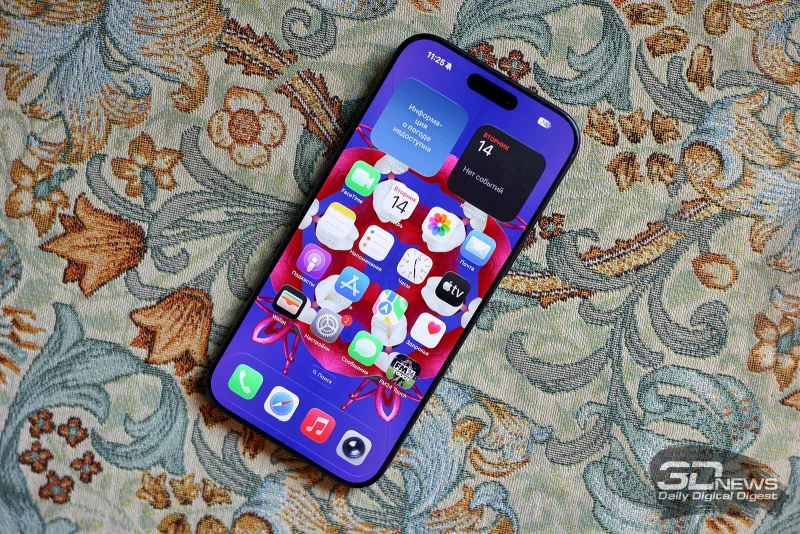  Apple iPhone 17 Pro Max, лицевая панель: в верхней части экрана — островок с фронтальной камерой и датчиком глубины/Face ID; выше, на кромке — разговорный динамик 