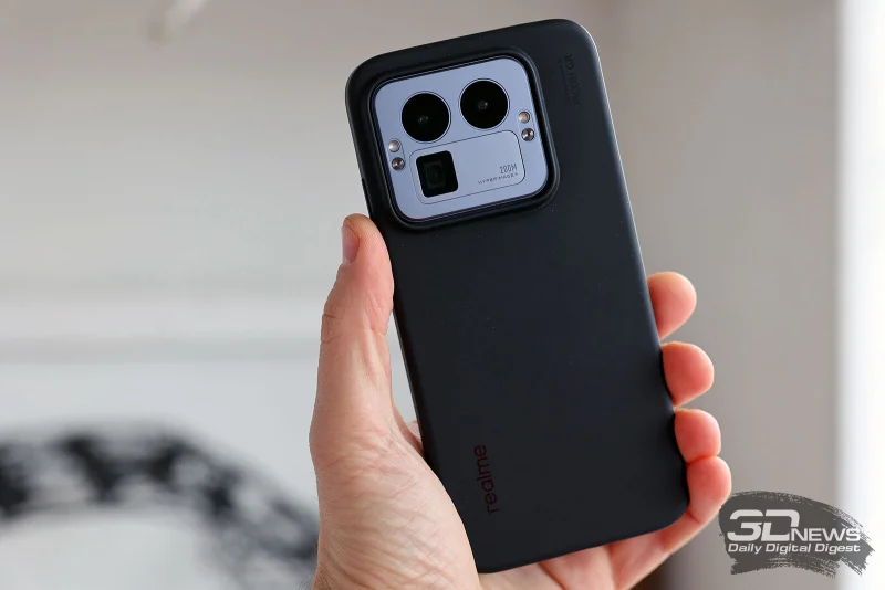  realme GT 8 Pro в комплектном чехле 