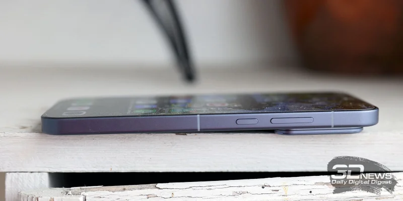  realme GT 8 Pro, правая грань: клавиша питания и клавиша регулировки громкости/спуска затвора камера 