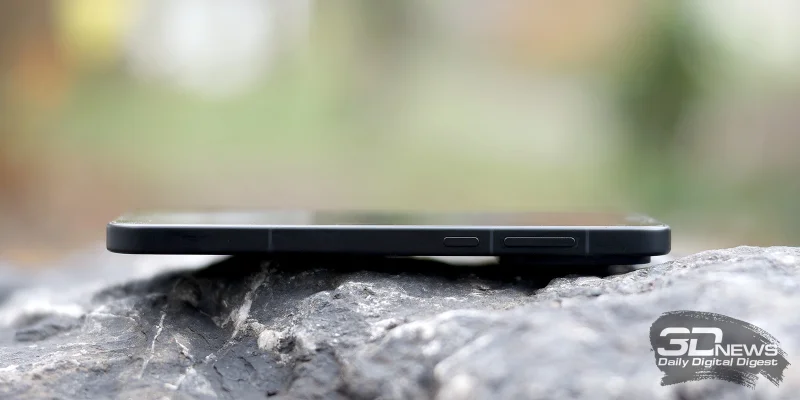  OnePlus 15, правая грань: клавиша питания и клавиша регулировки громкости/спуска затвора камеры 