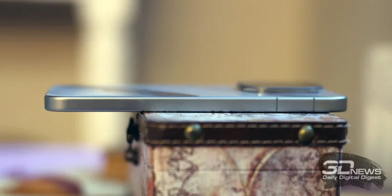  IQOO 15, левая грань без функциональных элементов 