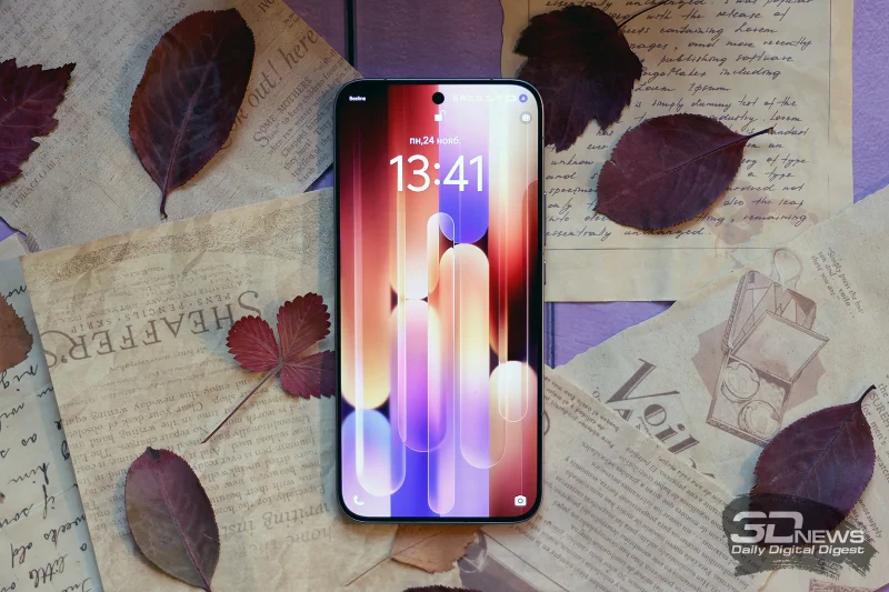  IQOO 15, лицевая панель: в верхней части экрана по центру — фронтальная камера в индивидуальном отверстии, чуть выше — разговорный динамик 