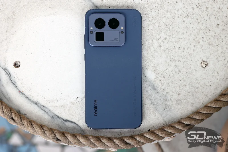 realme GT 8 Pro, задняя панель: в верхней части — блок с тремя камерами,  двумя светодиодными вспышками, микрофоном и ИК-датчиком 