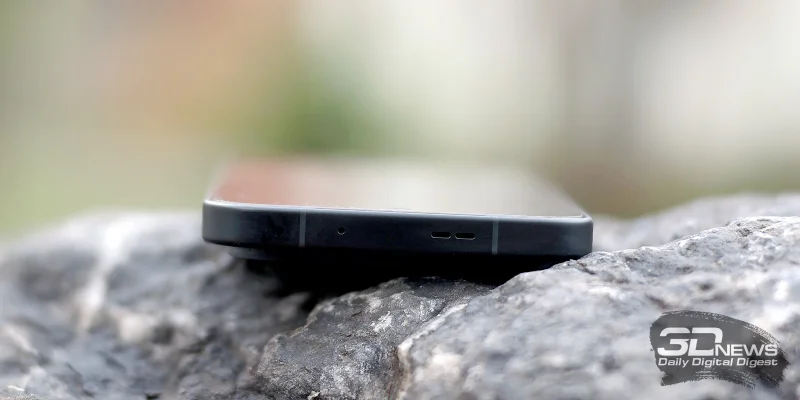  OnePlus 15, верхняя грань: микрофон и отверстие вывода разговорного динамика 