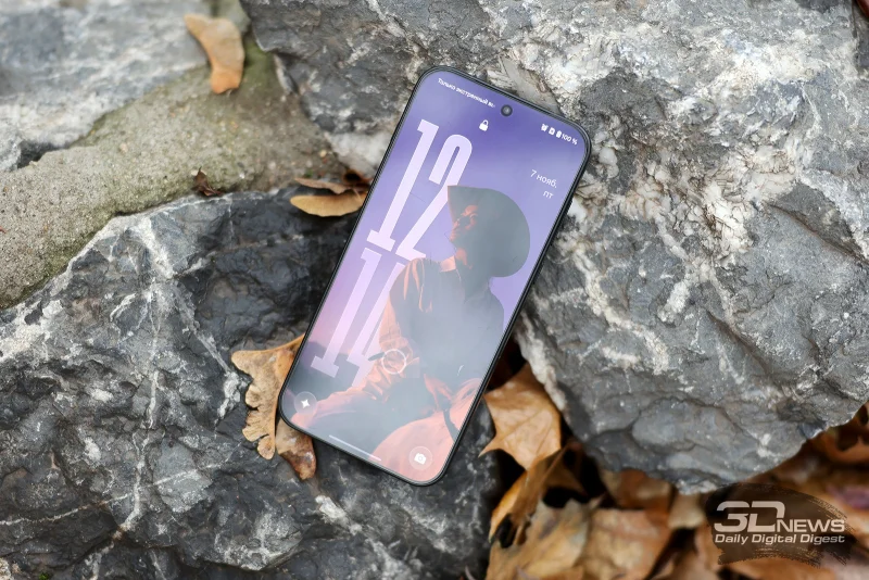  OnePlus 15, лицевая панель: по центру в верхней части экрана – фронтальная камера, под верхней кромкой – разговорный динамик 