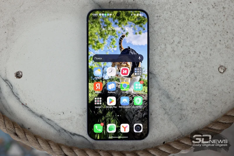  realme GT 8 Pro, лицевая панель: по центру в верхней части экрана — фронтальная камера, под верхней кромкой — разговорный динамик 