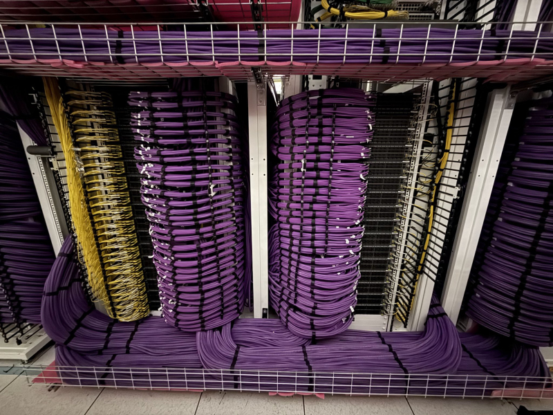 Пластик против меди: новая технология удешевит и ускорит ИИ-дата-центры