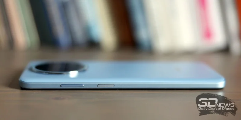  HUAWEI nova 14i, правая грань: клавиша регулировки громкости/спуска затвора камеры, клавиша питания со встроенным сканером отпечатков 