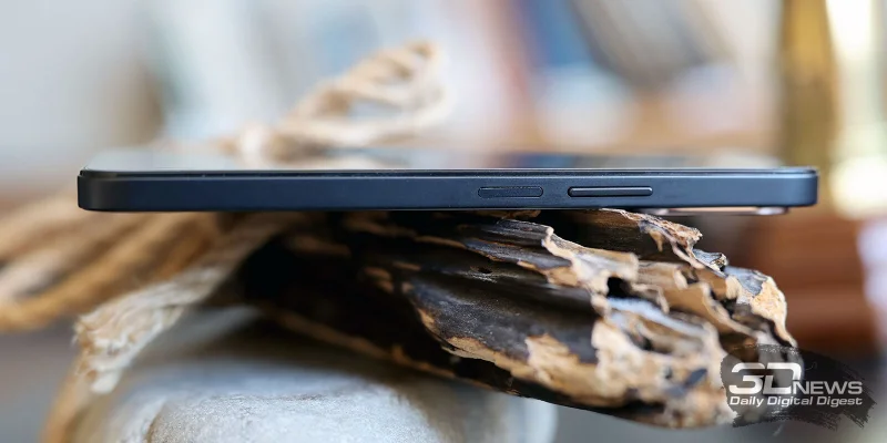  HONOR X6c, правая грань: клавиша питания с вмонтированным в нее сканером отпечатков и клавиша регулировки громкости/спуска затвора камеры 