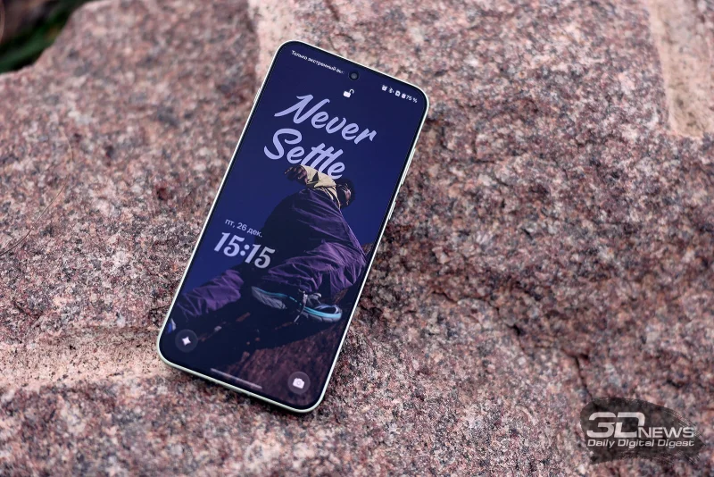  OnePlus 15R, лицевая панель: по центру в верхней части экрана – фронтальная камера, под верхней кромкой – разговорный динамик 