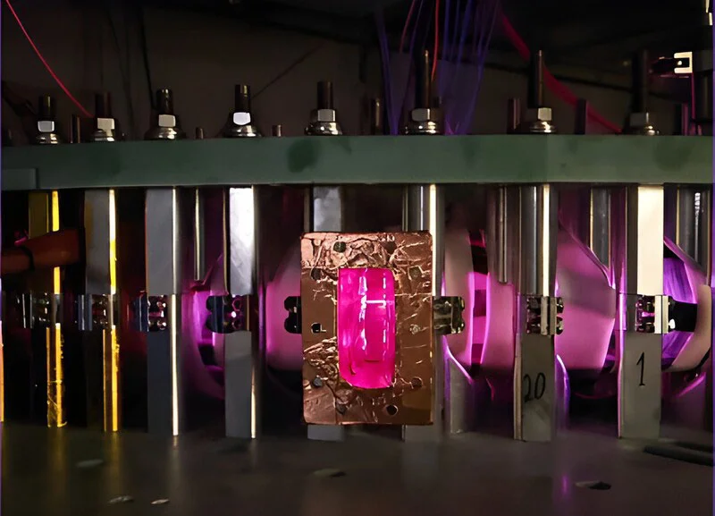  Водородная плазма в прозрачном окне интерферометра прототипа реактора. Источник изображений: nT-Tao 