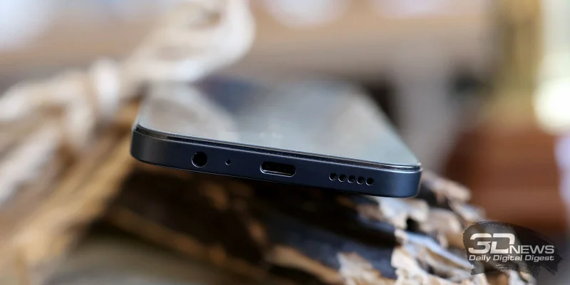  HONOR X6c, нижняя грань: микрофон, порт USB Type-C, динамик, мини-джек 