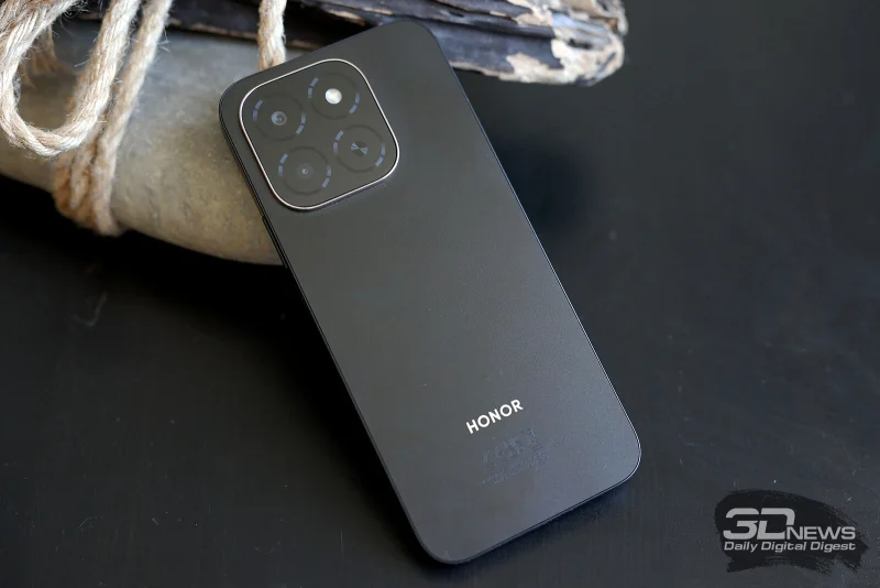  HONOR X6c, задняя панель: в углу — квадратный блок с двумя камерами и одинарной светодиодной вспышкой 