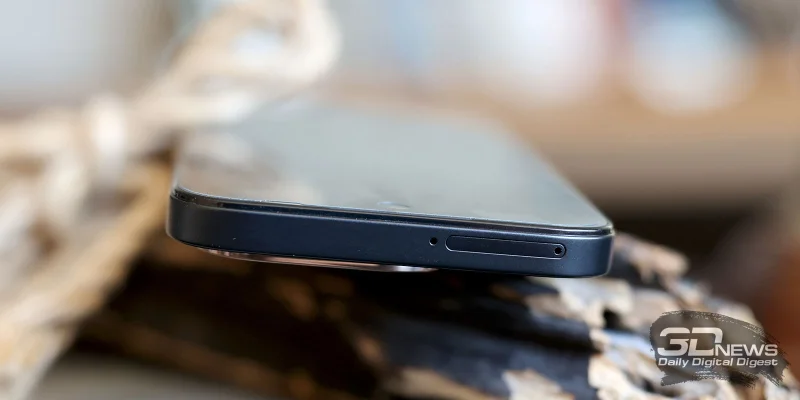  HONOR X6c, верхняя грань: микрофон, слот для двух SIM-карт и/или карты памяти MicroSD 