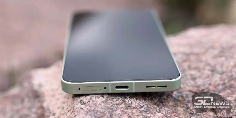  OnePlus 15R, нижняя грань: основной динамик, порт USB Type-C, микрофон, слот для двух карточек стандарта nano-SIM 