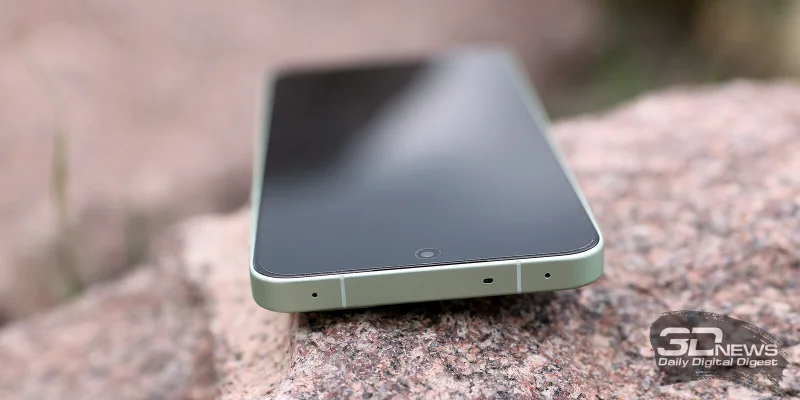  OnePlus 15R, верхняя грань: микрофон и отверстие вывода разговорного динамика 