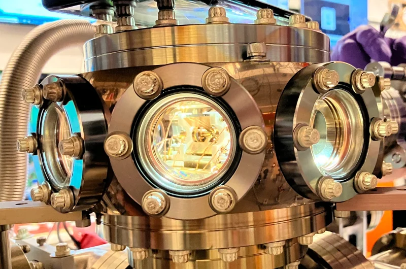 Ловушка Пауля — это набор электродов, расположенных внутри вакуумной камеры, показанной на изображении. Если размеры всего одного вентиля будущего квантового компьютера (не требующего дополнительных корректирующих кубитов) окажутся столь значительными, то полноценная система, способная решать практические задачи и содержащая около тысячи логических кубитов, станет поистине гигантской (источник: Wikimedia Commons)