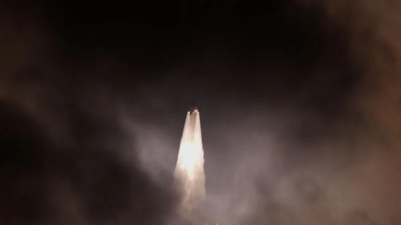  На правом ускорителе выше сопла возник выход огня. Источник изображения: Adam Bernstein/Spaceflight Now 