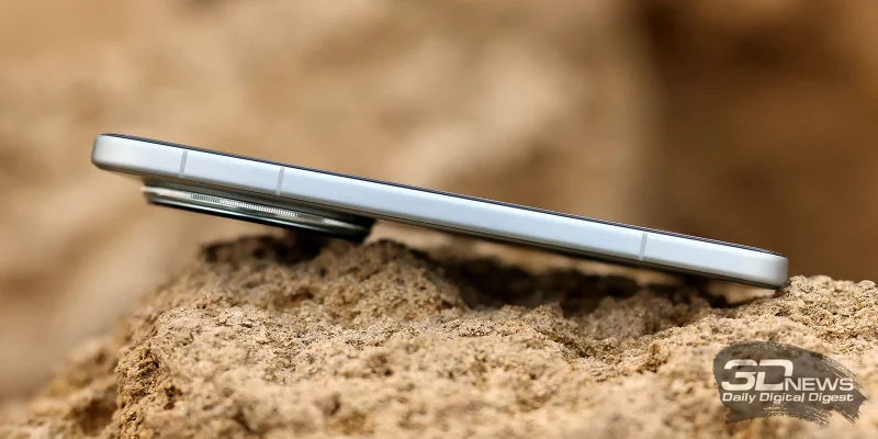  HONOR Magic 8 Pro, левая грань без функциональных элементов 