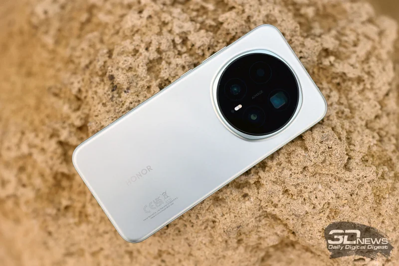  HONOR Magic 8 Pro, задняя панель: крупный блок с тремя объективами, там же – лазерный помощник автофокуса, двойная светодиодная вспышка и микрофон 