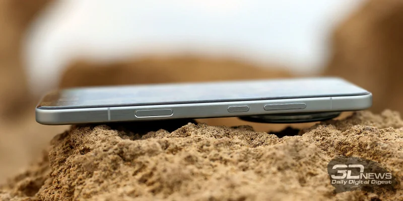  HONOR Magic 8 Pro, правая грань: клавиша питания, клавиша регулировки громкости/спуска затвора камеры и клавиша AI Button 