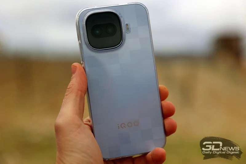  IQOO 15R в комплектном чехле 