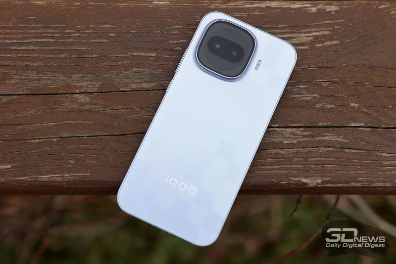  IQOO 15R, задняя панель: в верхнем углу — квадратный блок с двумя камерами и дополнительными сенсорами, рядом — двойная светодиодная вспышка 