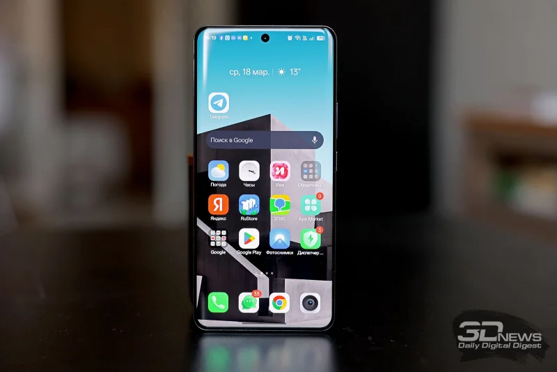  realme 16 Pro+, лицевая панель: по центру в верхней части экрана — фронтальная камера, под верхней кромкой — разговорный динамик 