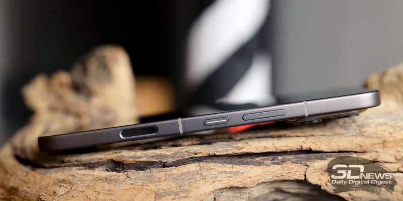  Infinix NOTE 60 Pro, правая грань: клавиша питания, клавиша регулировки громкости, панель с датчиками пульса и измерения кислорода в крови 