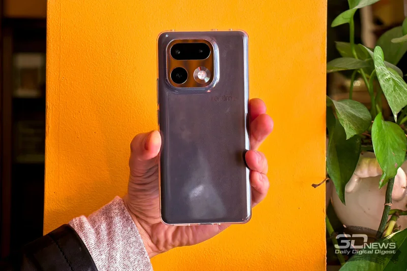  realme 16 Pro+ в комплектном чехле 