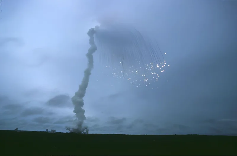  Взрыв ракеты Ariane 5 (миссия 501) в небе над Куру. Тот самый момент, когда 16-битное число оказывается сильнее сотен тонн ракетного топлива. Самый наглядный урок по наследованию кода в истории космонавтики. Фото ЕКА 