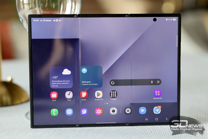  Samsung Galaxy Z TriFold, внутренняя поверхность: 10-дюймовый экран, в правом верхнем углу — фронтальная камера в индивидуальном отверстии 