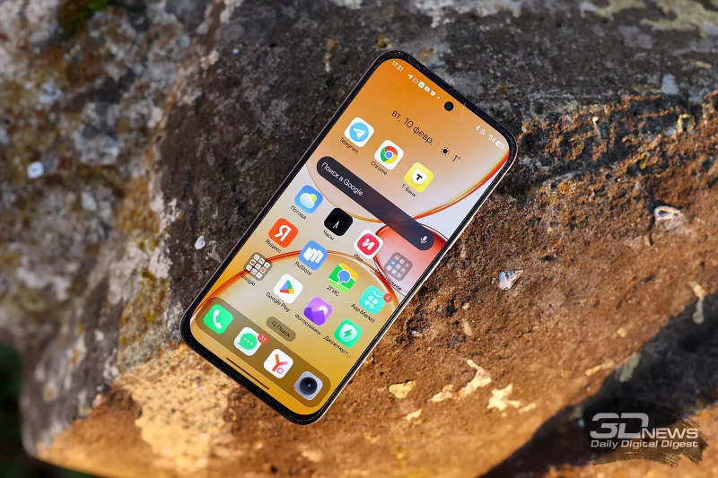  realme C85 Pro, лицевая панель: в верхней части – фронтальная камера в индивидуальном отверстии и разговорный динамик под кромкой 