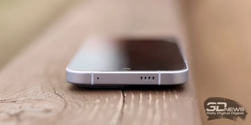  IQOO 15R, верхняя грань: микрофон и решетка для вывода звука с разговорного динамика 