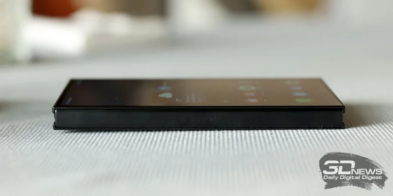  Samsung Galaxy Z TriFold в сложенном состоянии слева, шарнир складного экрана 