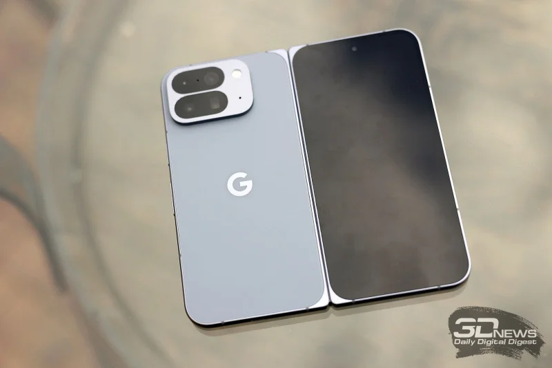  Google Pixel 10 Pro Fold в раскрытом положении, тыльная панель: внешний экран с фронтальной камерой в отверстии и разговорным динамиком, блок с тремя камерами, дополнительными датчиками, одинарной светодиодной вспышкой и микрофоном 